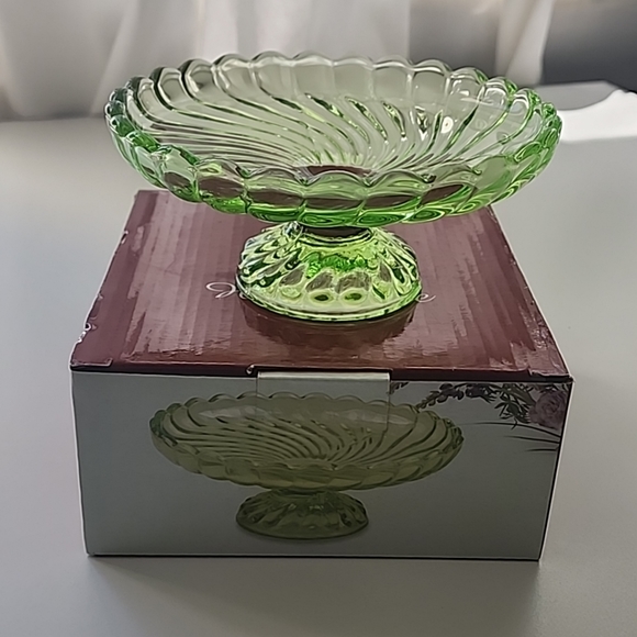 NEW IN BOX VINTAGE EGERMANN SWIRL ART GREEN BOHEMIAN GLASS BOWL. HAND MADE. - Picture 3 of 8